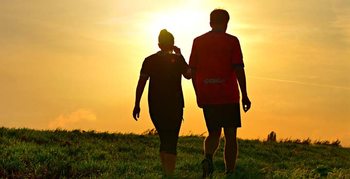 Ein Paar macht eine Wanderung