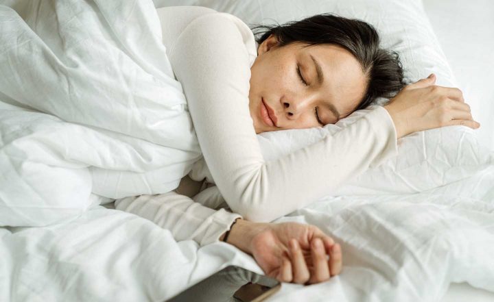Eine Frau schläft im Bett
