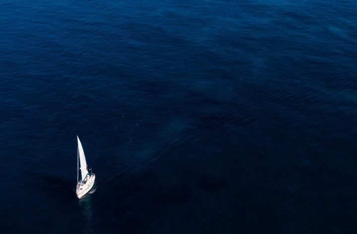 Ein Segelboot, das mit günstigem Wind segelt