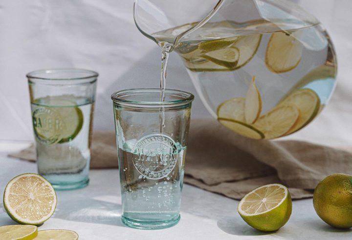Wasser mit Zitronenscheiben