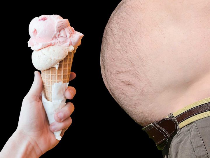 Ein fettleibiger Bauch und ein Eis