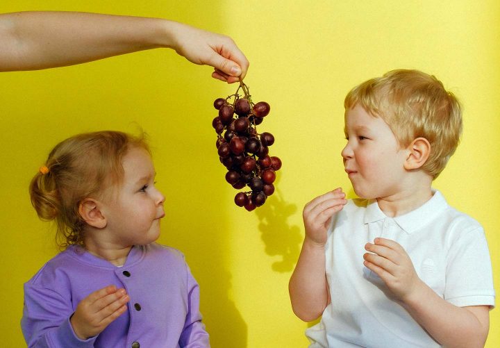 Kinder beim Genuss des Trauben essen - Photo by Anna Shvets from Pexels