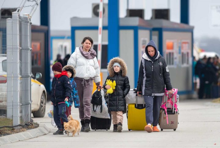 Ukrainische Flüchtlinge gehen über die Grenze