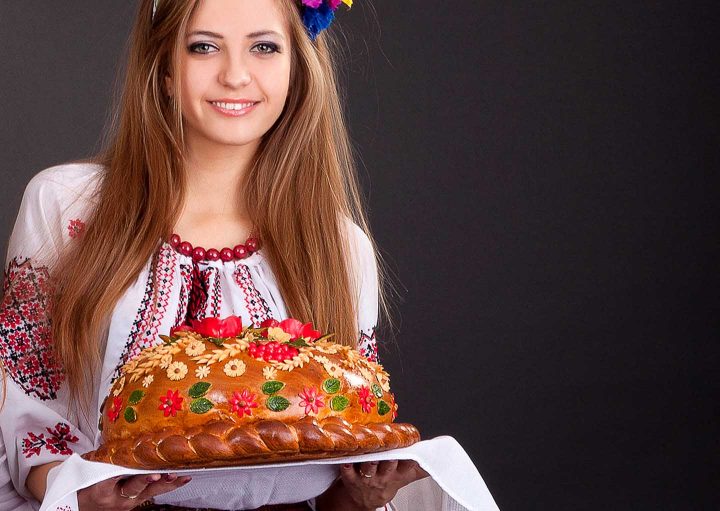 Ein Ukrainisches Mädchen mit einem typischen Nationalgebäck