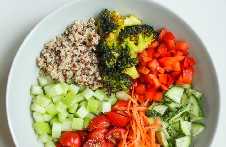 Salatteller mit Gedünsteten Broccolis und gekochten Quinoa