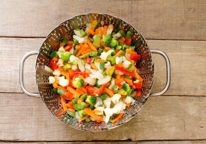 Gemüse im Kochtopf mit Dampfgarer