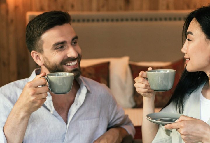 Ein Mann und eine Frau trinken zusammen eine Tasse Tee