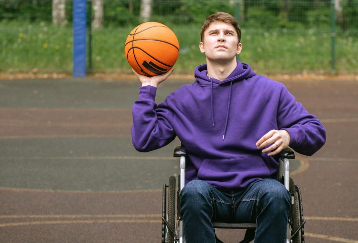 Ein Mann in einem Rollstuhl spielt Basketball