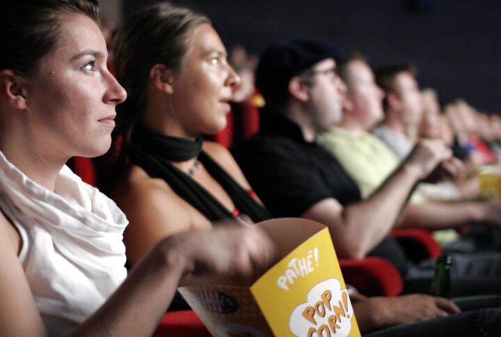 Eine Frau isst Popcorn im Kino - Photo by rpb1001 on Flickr https://www.flickr.com/photos/rpb1001/257368762/