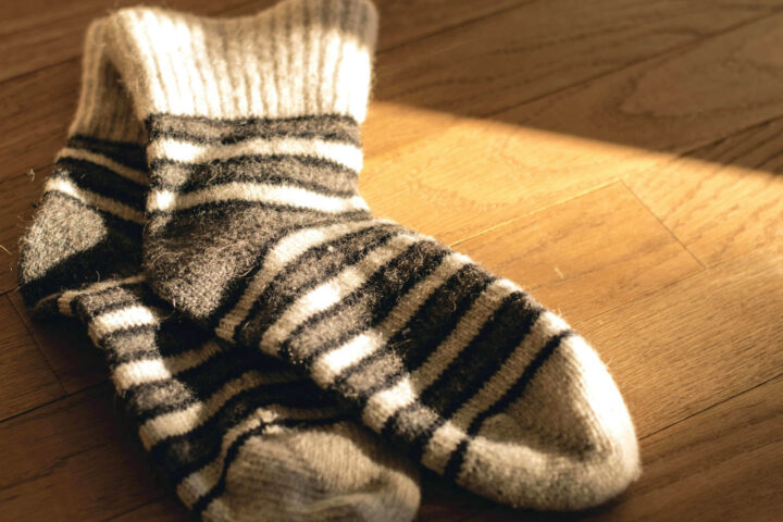 Ein Paar warme Wollsocken
