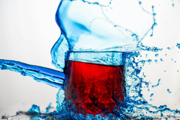 Ein Glas Limonade mit einem Schuss Wasser